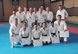 Voor de karateka’s betekende dit opnieuw erkenning voor jarenlange inzet, techniekstudie en doorzettingsvermogen. Extra bijzonder: een aantal leden traint al bijna een halve eeuw onder Weeland – een band die verder gaat dan enkel sport. De karateka’s die een hogere Dangraad behaalden zijn: • Mitchel Landegent – 2e Dan • Darryl Cozijnsen – 2e Dan • Bethlehem Weeland Asefa – 2e Dan (niet op de foto) • Cindy Degenaar – 2e Dan • Esmeralda de Visser – 3e Dan • Chayenne Chinkoe – 3e Dan • Wesley Chinkoe – 3e Dan • Marcel Both – 3e Dan (niet op de foto) • Erik van Putten – 4e Dan • Dave Piepelenbosch – 4e Dan • John Aardoom – 5e Dan • Peter Mellegers – 5e Dan • Henny Kattemölle – 5e Dan • Reginald van Dooremolen – 5e Dan • Pascal van Dooremolen – 5e Dan • Isabel Mellegers – 6e Dan “Wie vandaag een hogere graad ontvangt, laat zien dat karate meer is dan sport: het is een weg. En elke stap vraagt inzet, discipline én plezier.” Voor de leerlingen is de nieuwe graad een mijlpaal, voor de dojo een bevestiging van continuïteit, traditie én saamhorigheid. En zoals gebruikelijk bij Wairando: na het formele gedeelte volgde ook gezelligheid, gesprekken en lachmomenten.